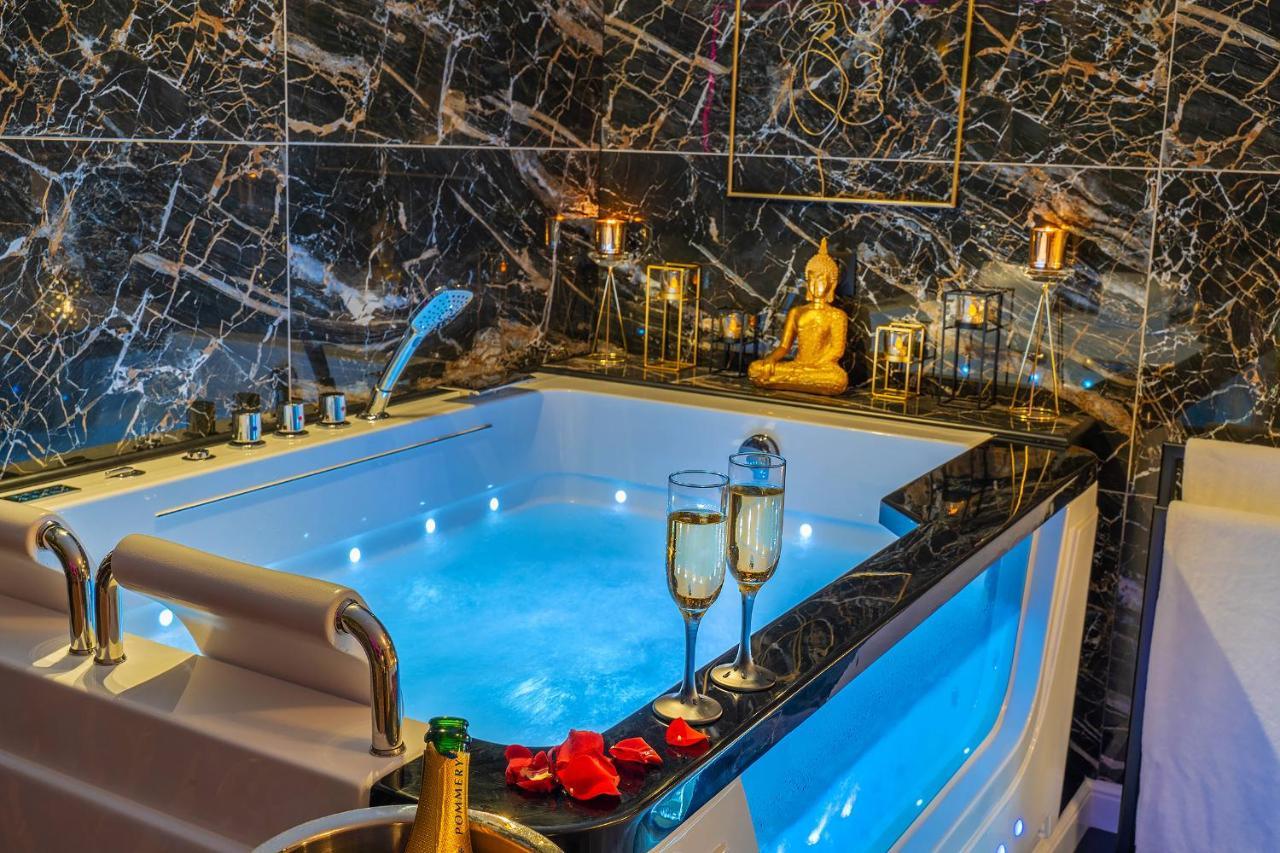 Magnifique loft / spa en face de la cathédrale ! Narbona Esterno foto