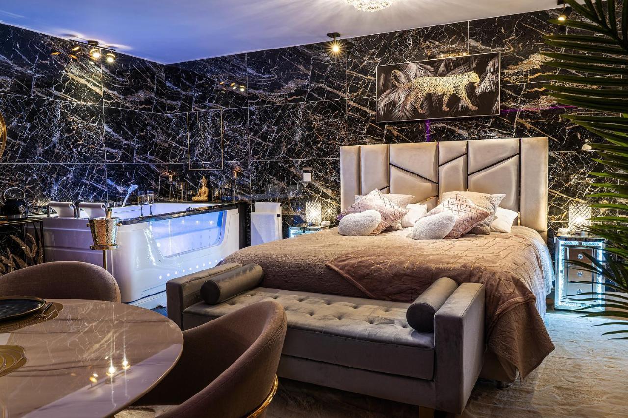 Magnifique loft / spa en face de la cathédrale ! Narbona Esterno foto