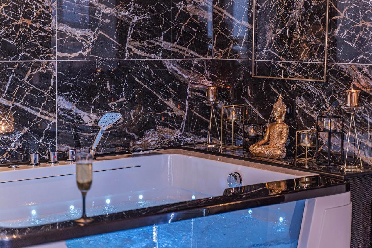 Magnifique loft / spa en face de la cathédrale ! Narbona Esterno foto